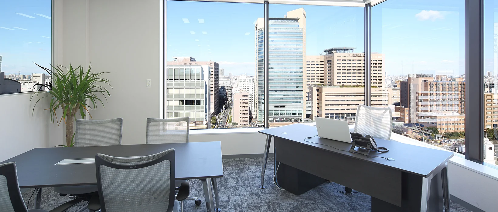 プログデンス新本社オフィスの明るく快適な会議室。窓から都市の景色を望む、業務の質を高める空間。