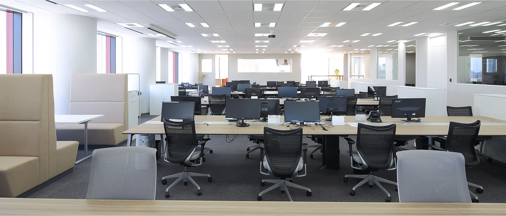 プログデンス本社の清潔で広々とした執務エリア。業務効率化とコミュニケーションを考慮したオフィス設計。
