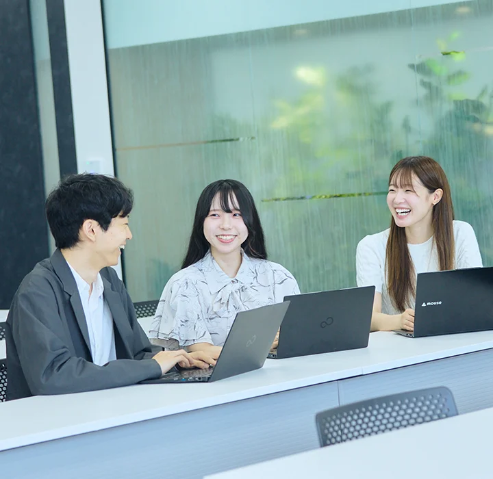 プロジェクトで協力し合う若手社員たち。楽しく学べる職場。