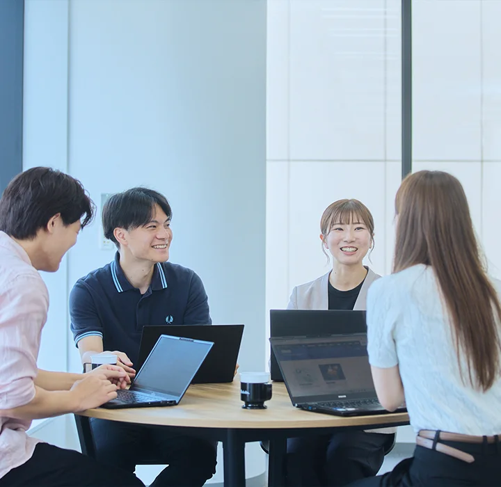 チームでミーティングを行うエンジニアとコンサルタント。活発な議論が交わされる職場。