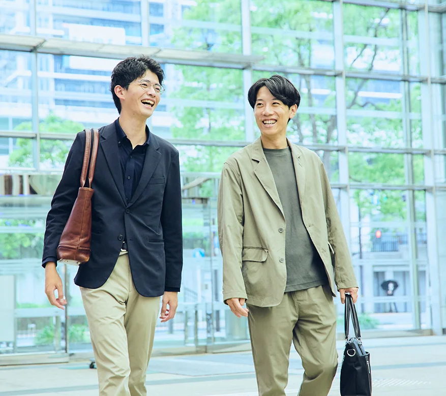 休憩中に談笑する男性社員たち。良好な人間関係とチームワークが魅力の職場。