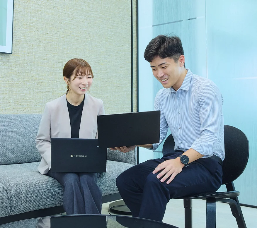 リラックスした環境で先輩社員が後輩をサポートする様子。成長を支える手厚い育成体制。